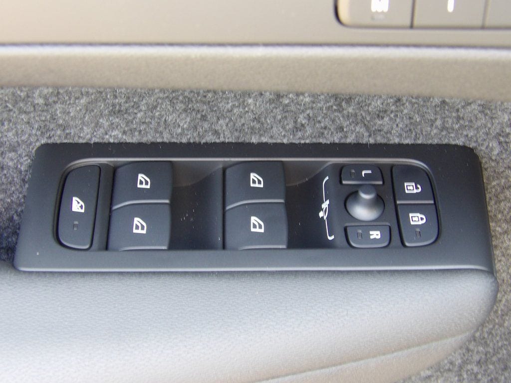 2026 Volvo XC40 Plus - Photo 12