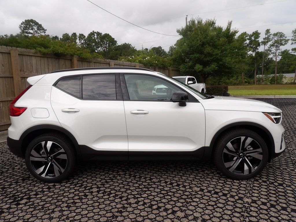 New 2026 Volvo XC40 B5 Plus SUV