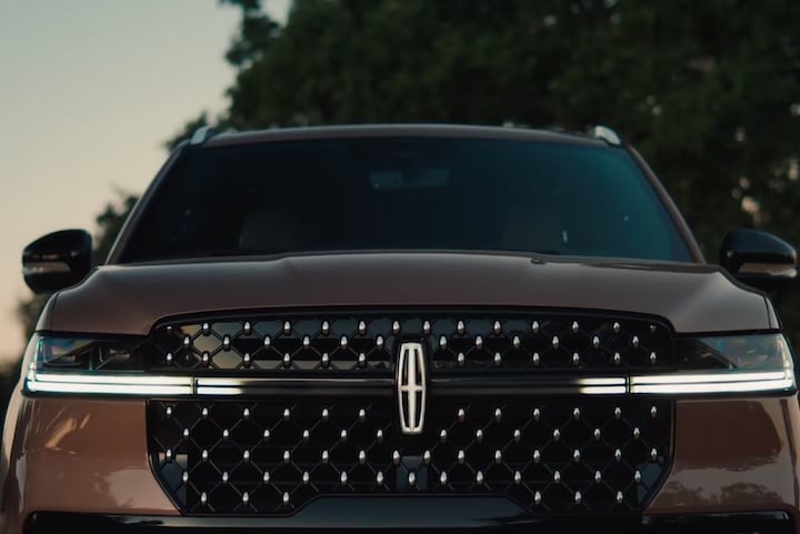 A brown 2025 lincoln navigator grille.