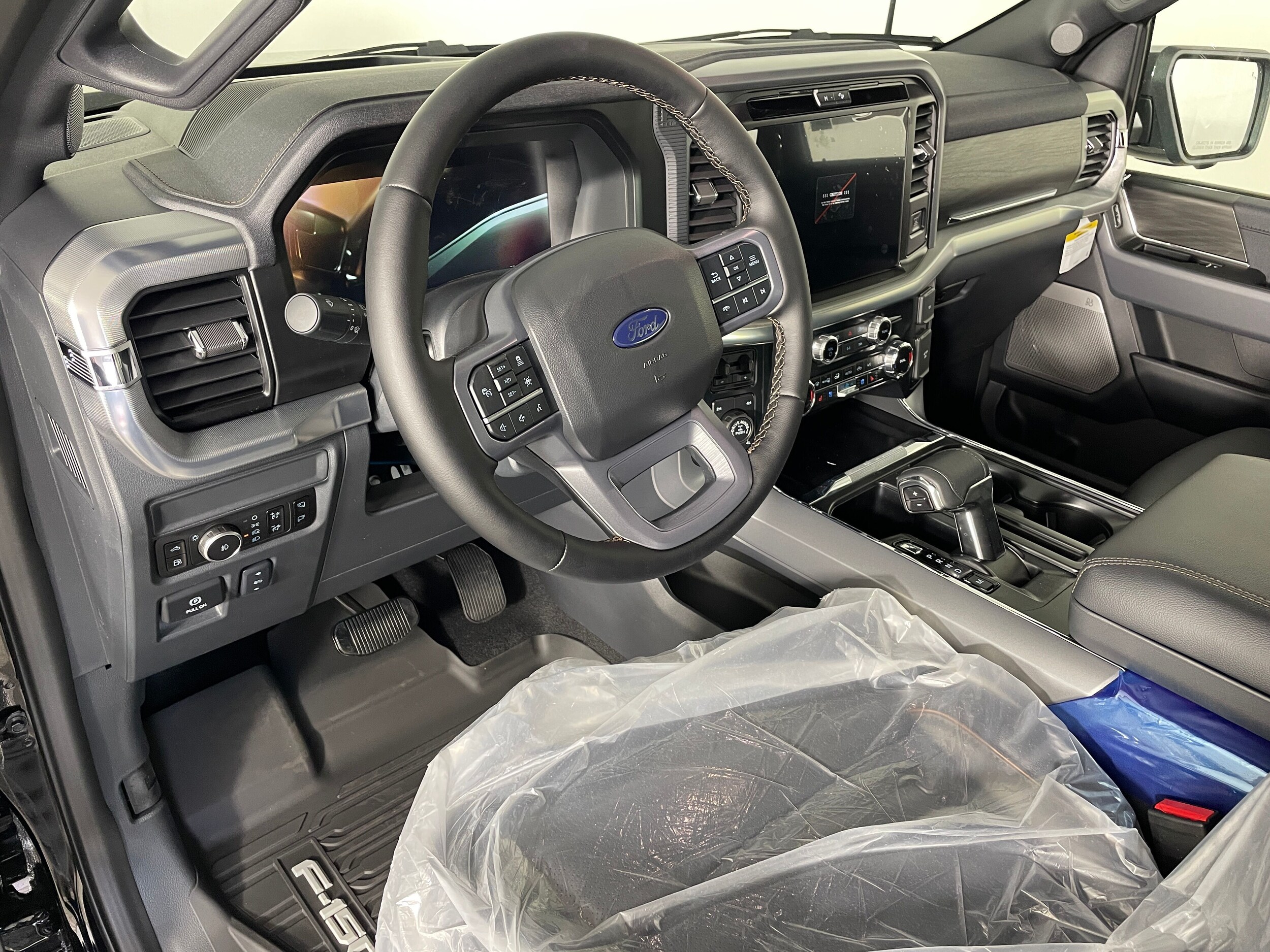2025 Ford F-150 Lariat photo 2