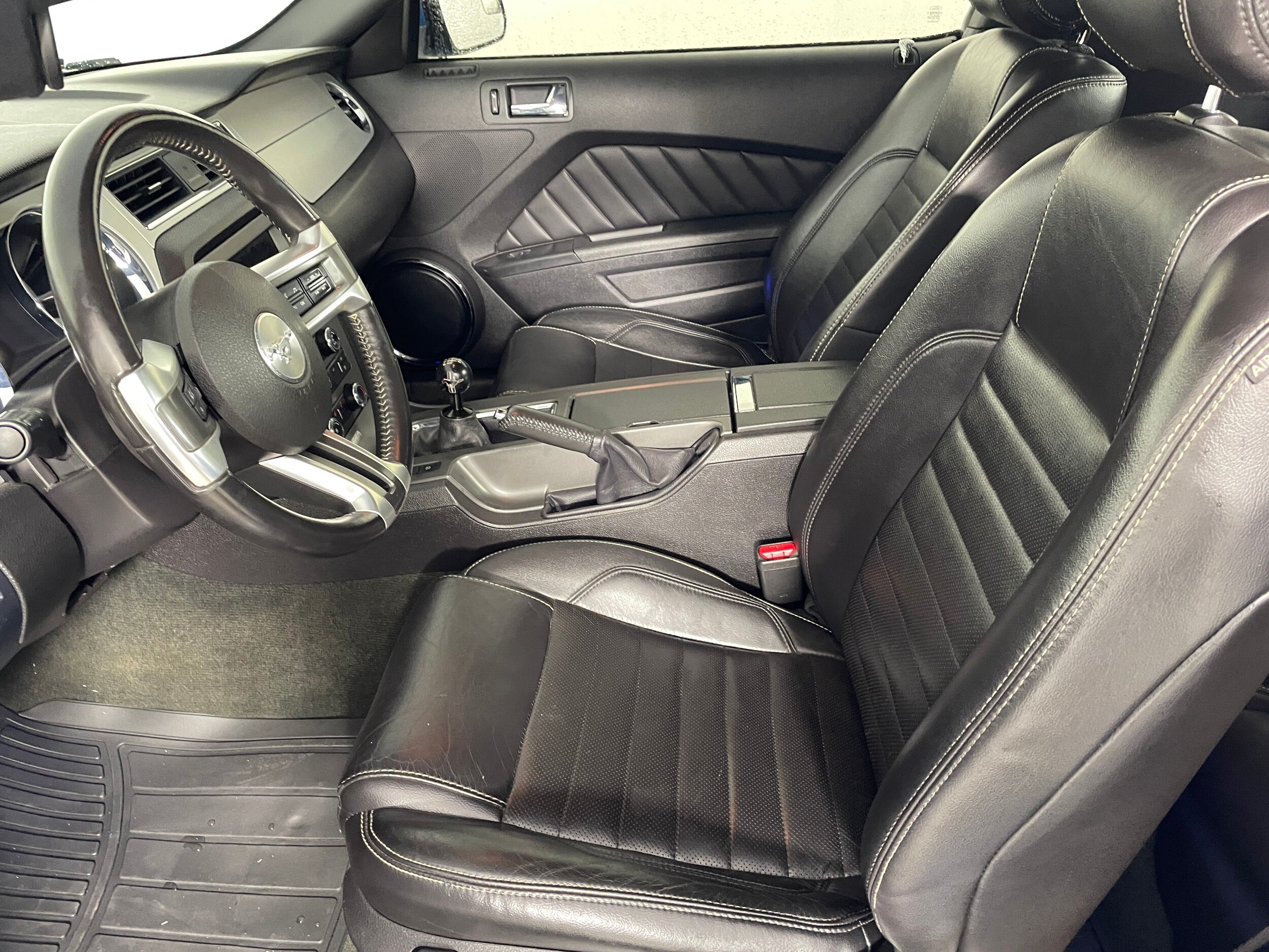 2014 Ford Mustang V6 Premium photo 2