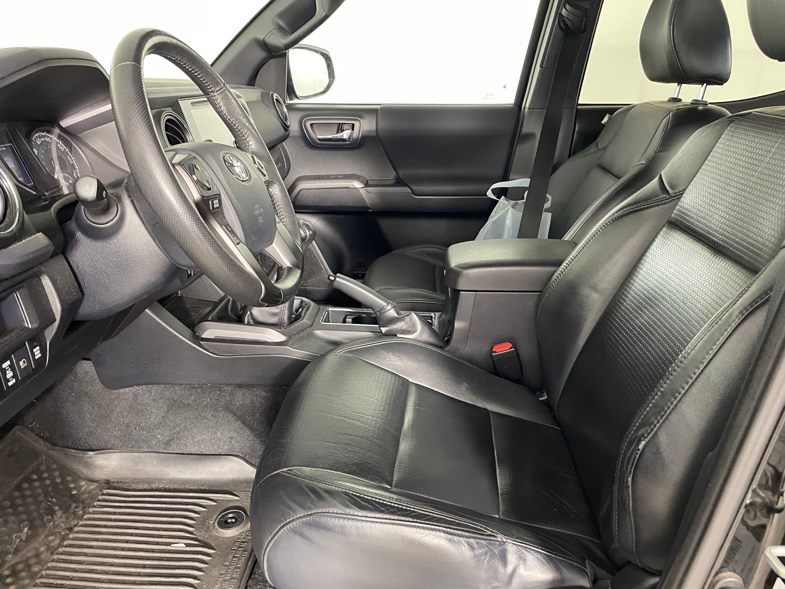 2019 Toyota Tacoma Double Cab photo 2