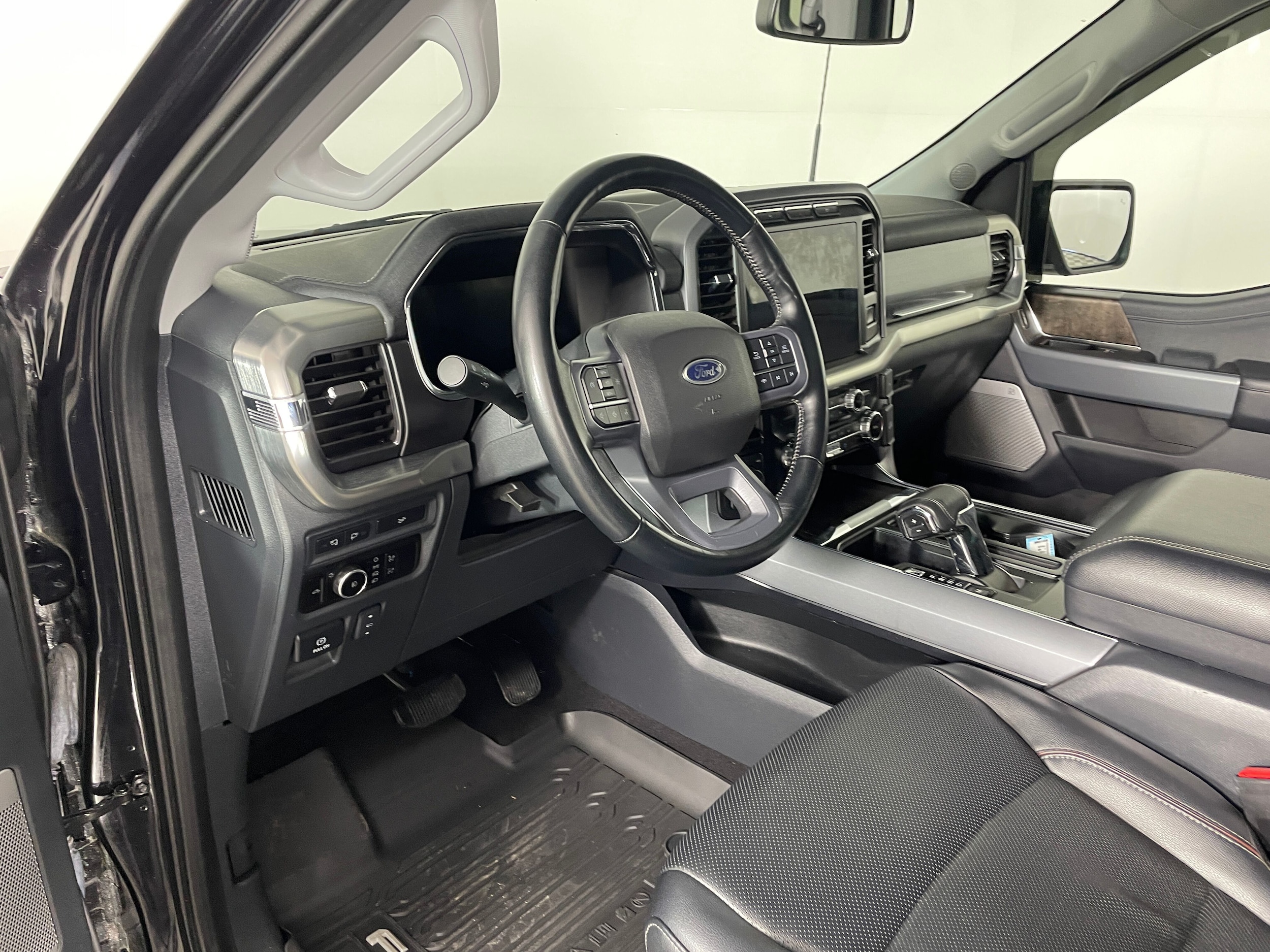 2023 Ford F-150 Lariat photo 2