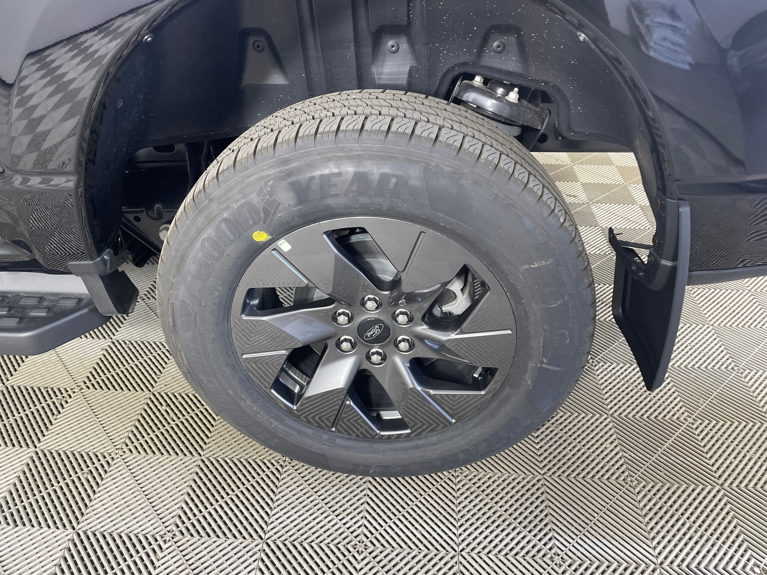 2025 Ford F-150 Lightning Flash - Photo 19