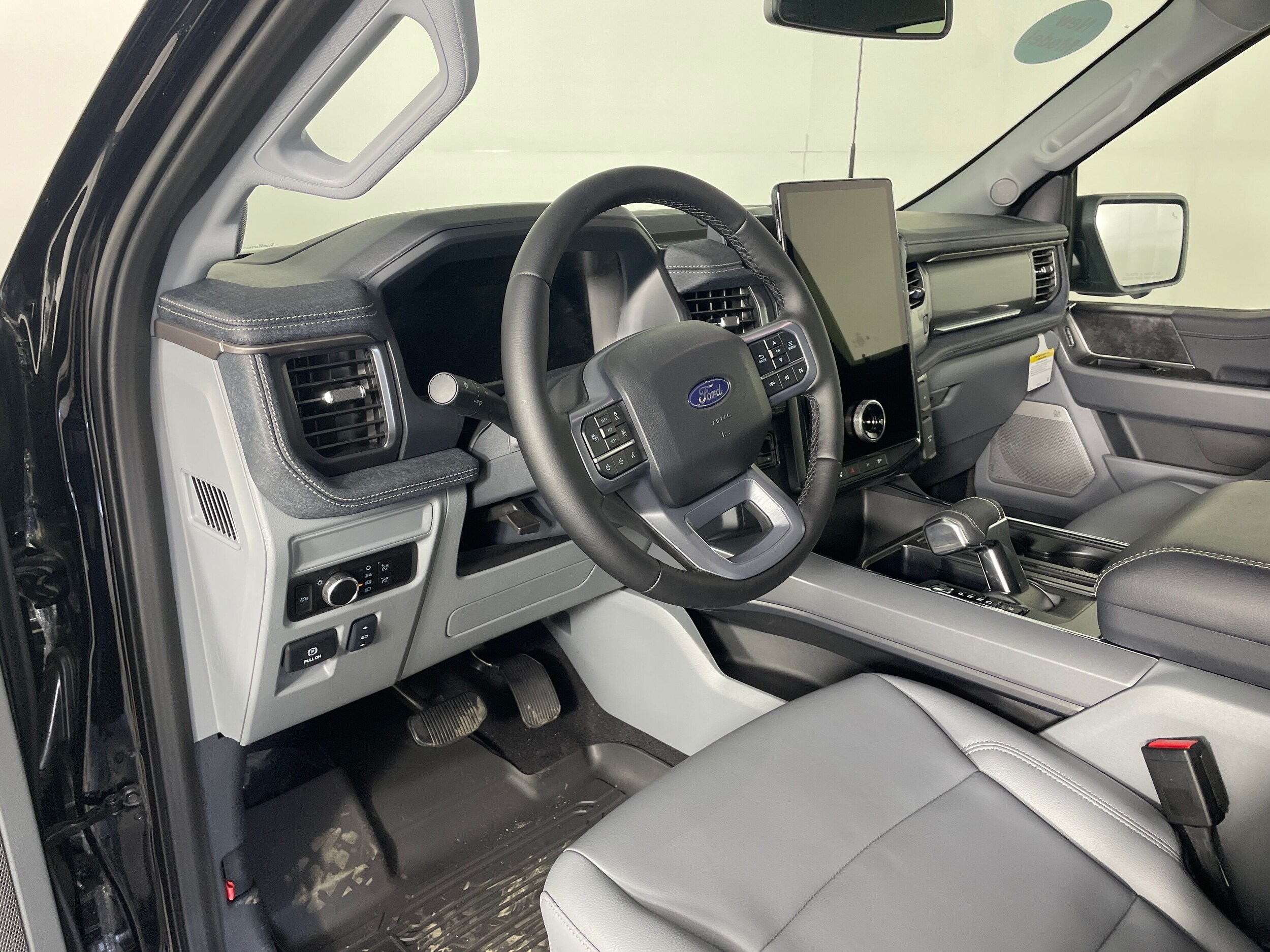 2025 Ford F-150 Lightning photo 2