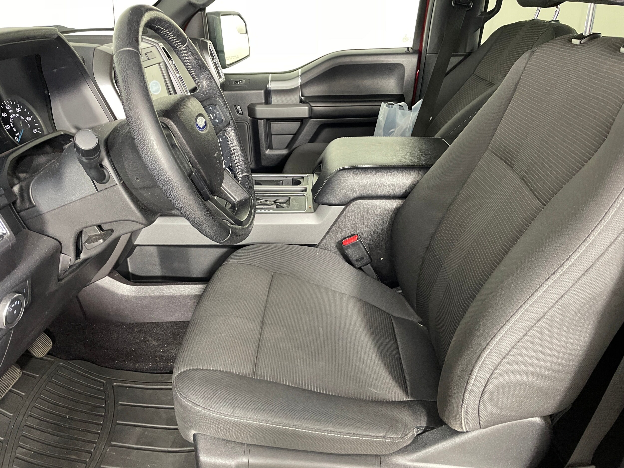 2016 Ford F-150 XLT photo 2