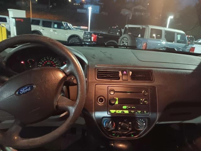 2006 Ford Focus ZX4 photo 4