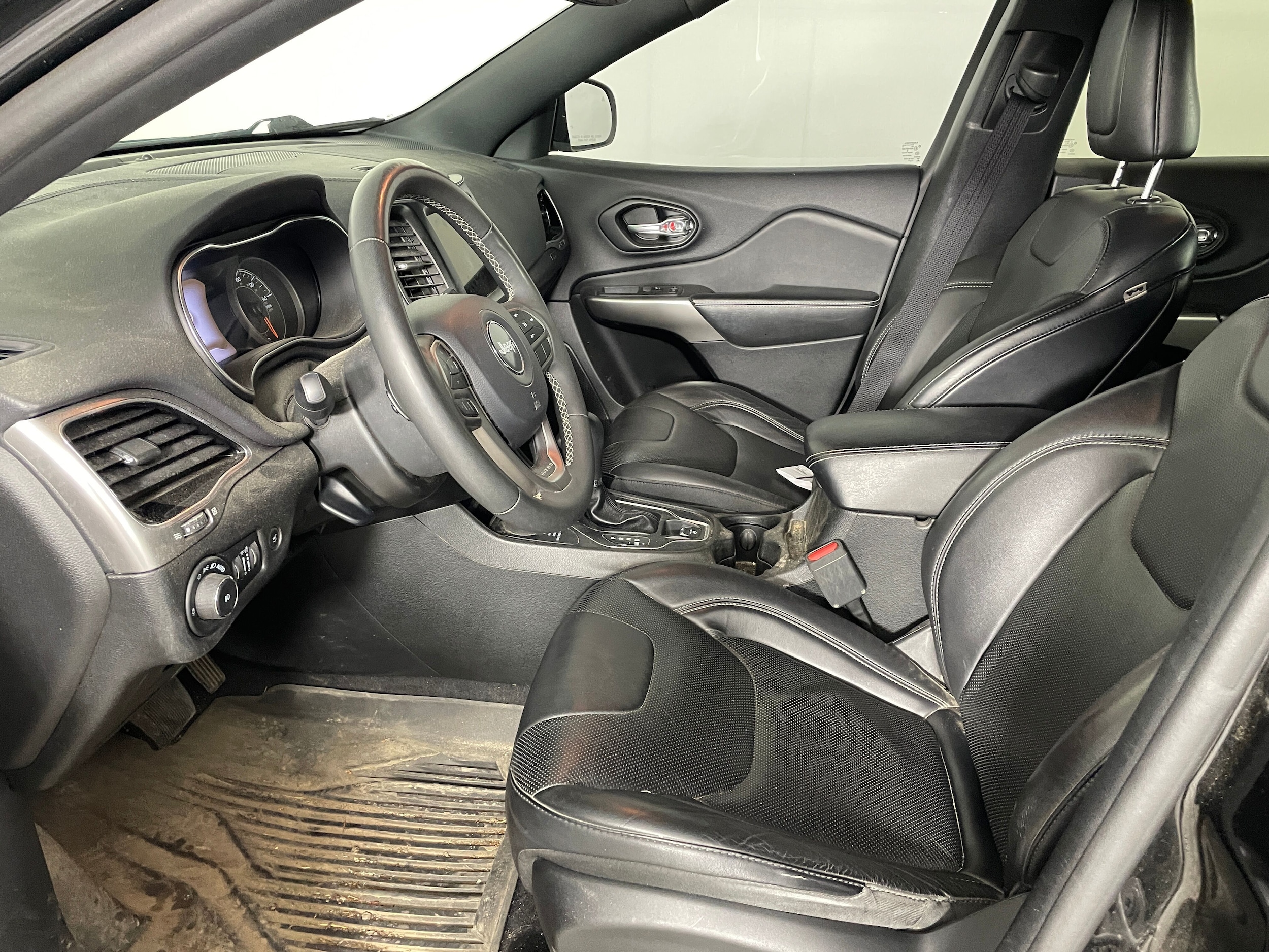 2021 Jeep Cherokee Latitude Lux photo 2