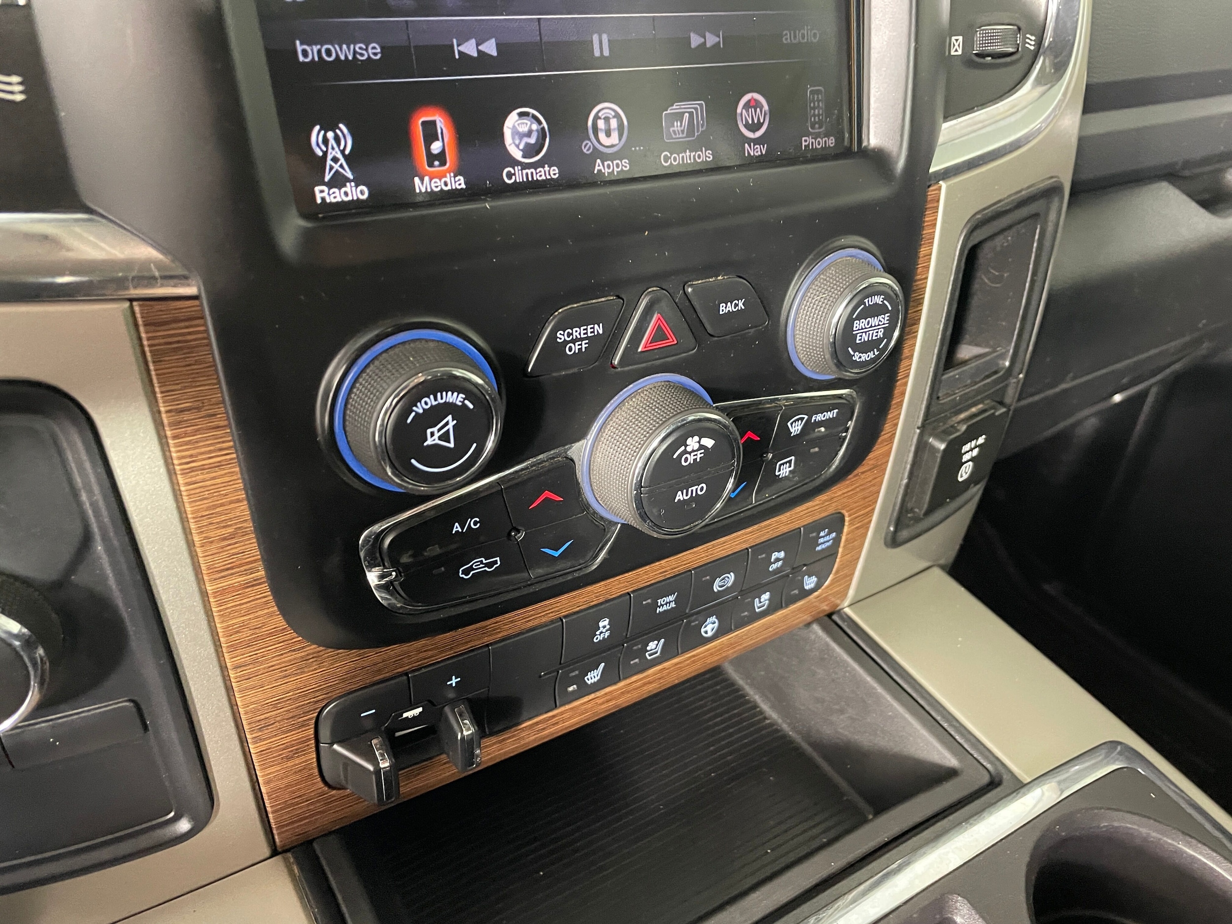 2014 Ram 2500 Laramie photo 3