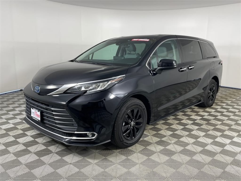 Used 2022 Toyota Sienna XLE Van Passenger Van