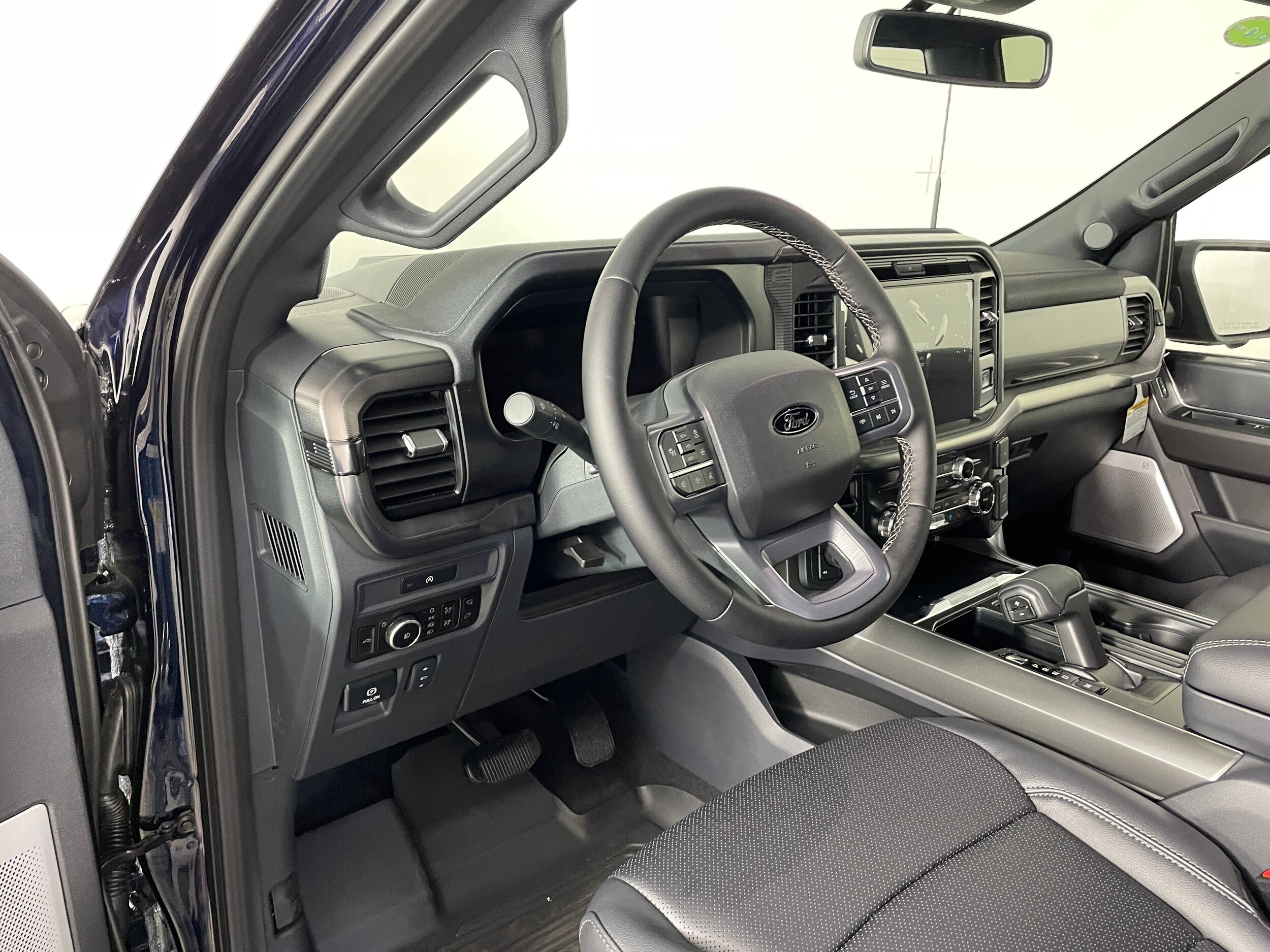 2025 Ford F-150 Lariat photo 2