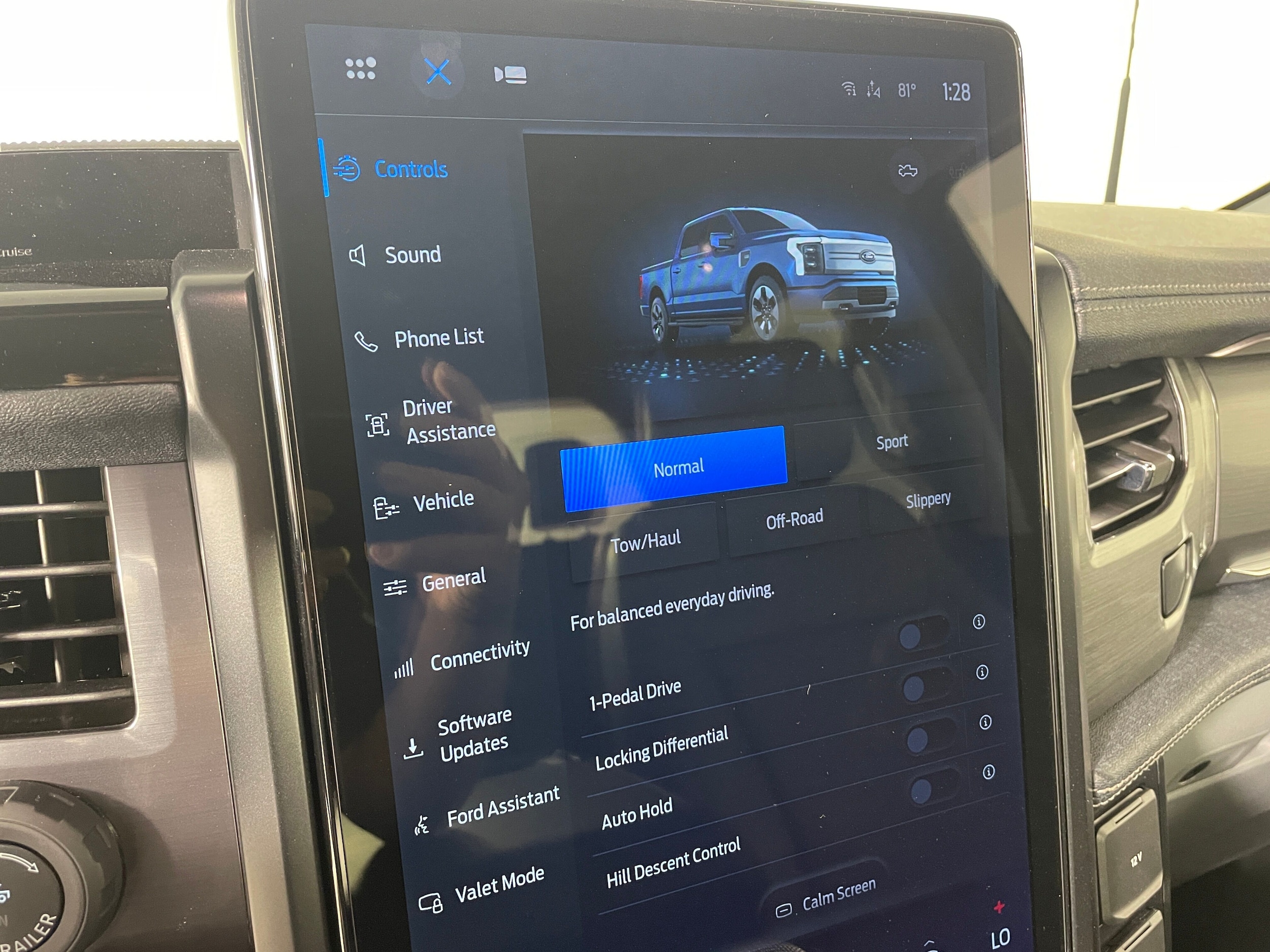 2025 Ford F-150 Lightning Flash - Photo 6