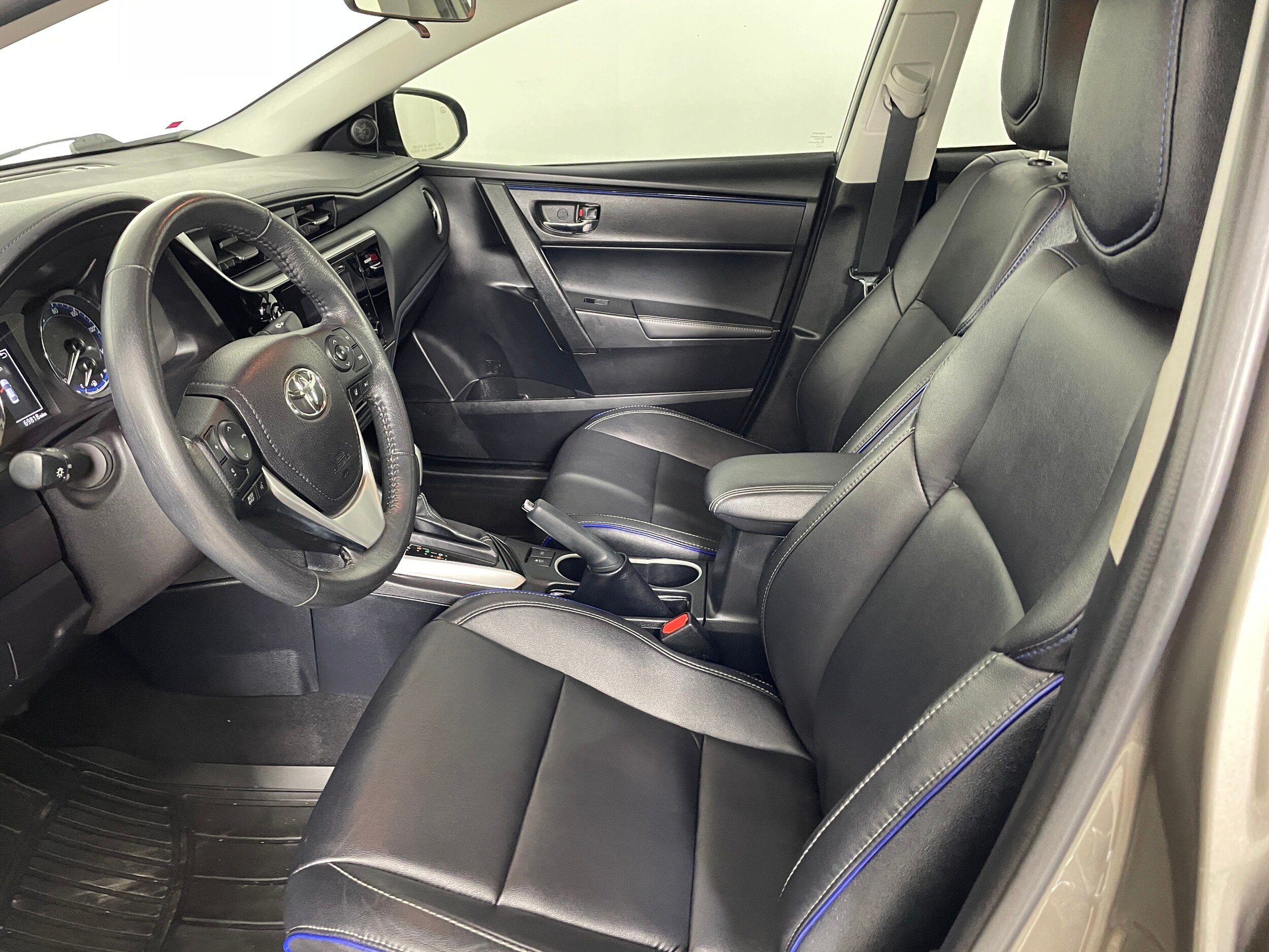 2017 Toyota Corolla L photo 2