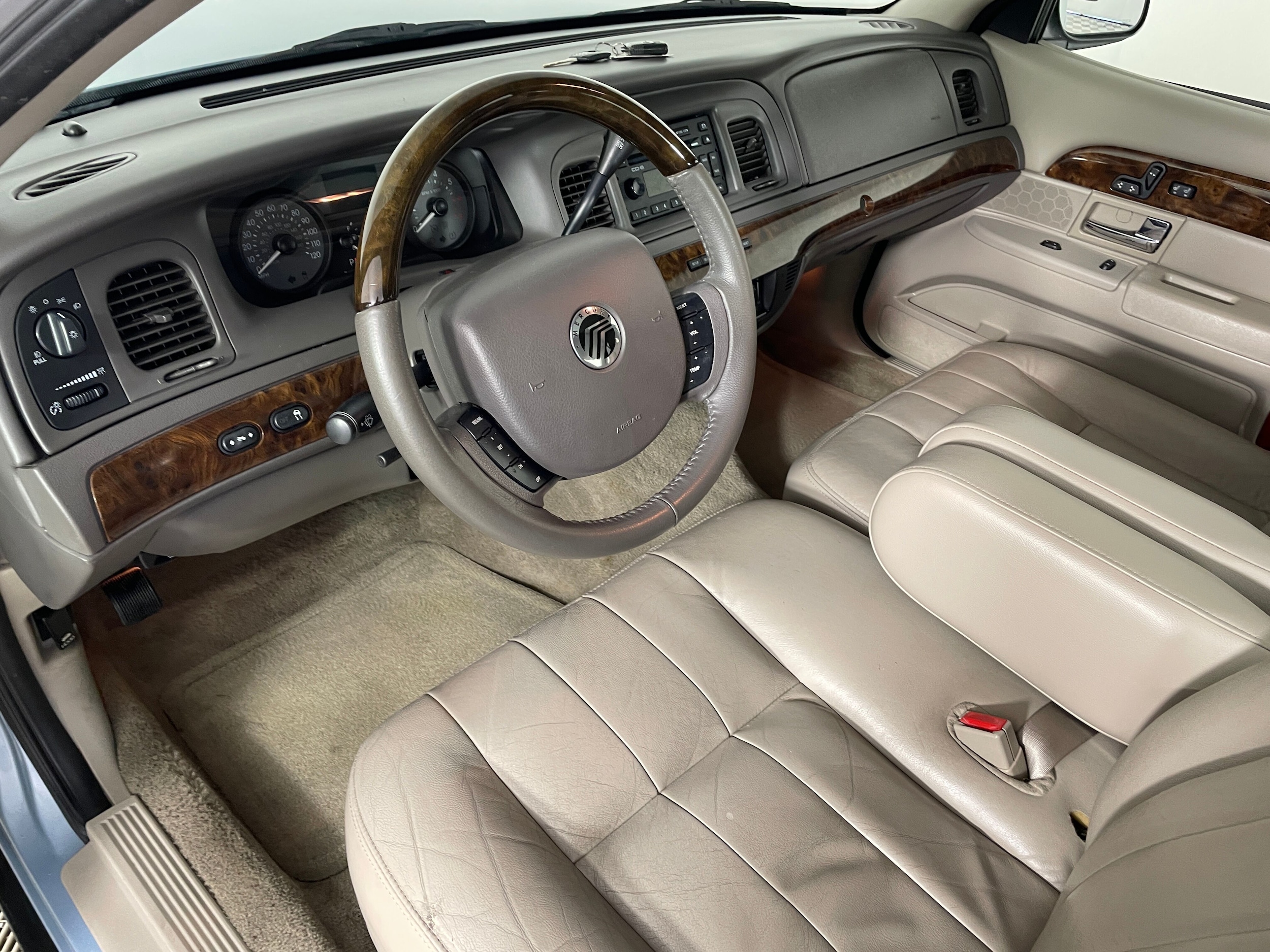 2008 Mercury Grand Marquis LS photo 2
