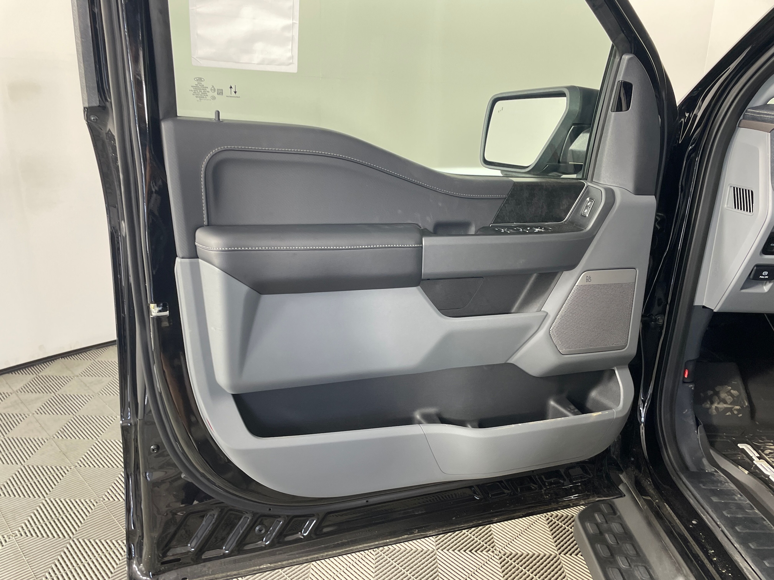 2025 Ford F-150 Lightning Flash - Photo 15