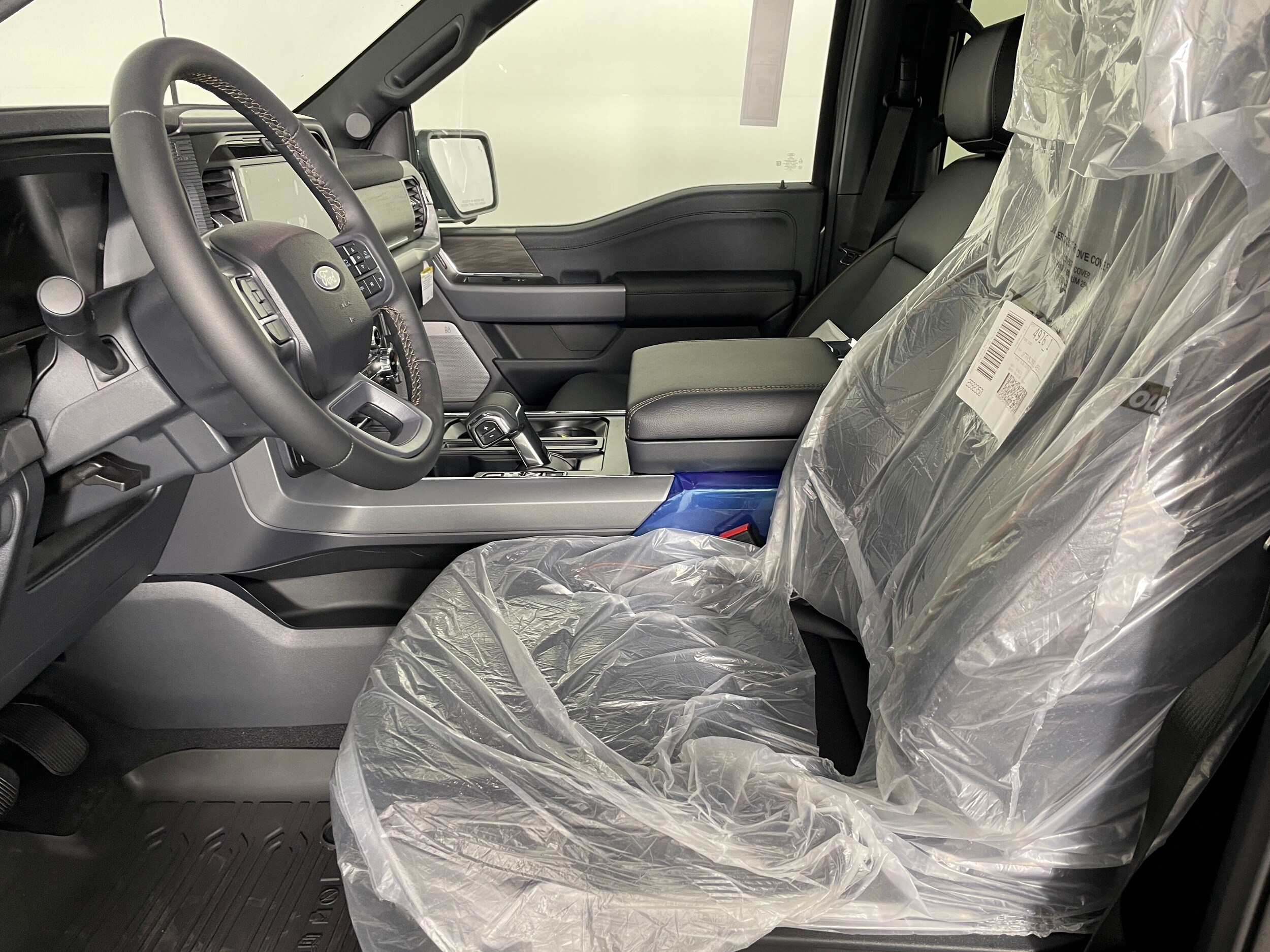 2025 Ford F-150 Lariat photo 2