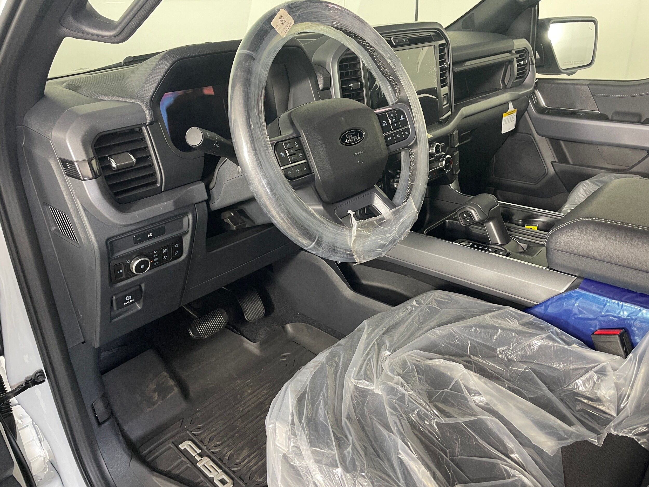 2025 Ford F-150 XLT photo 2