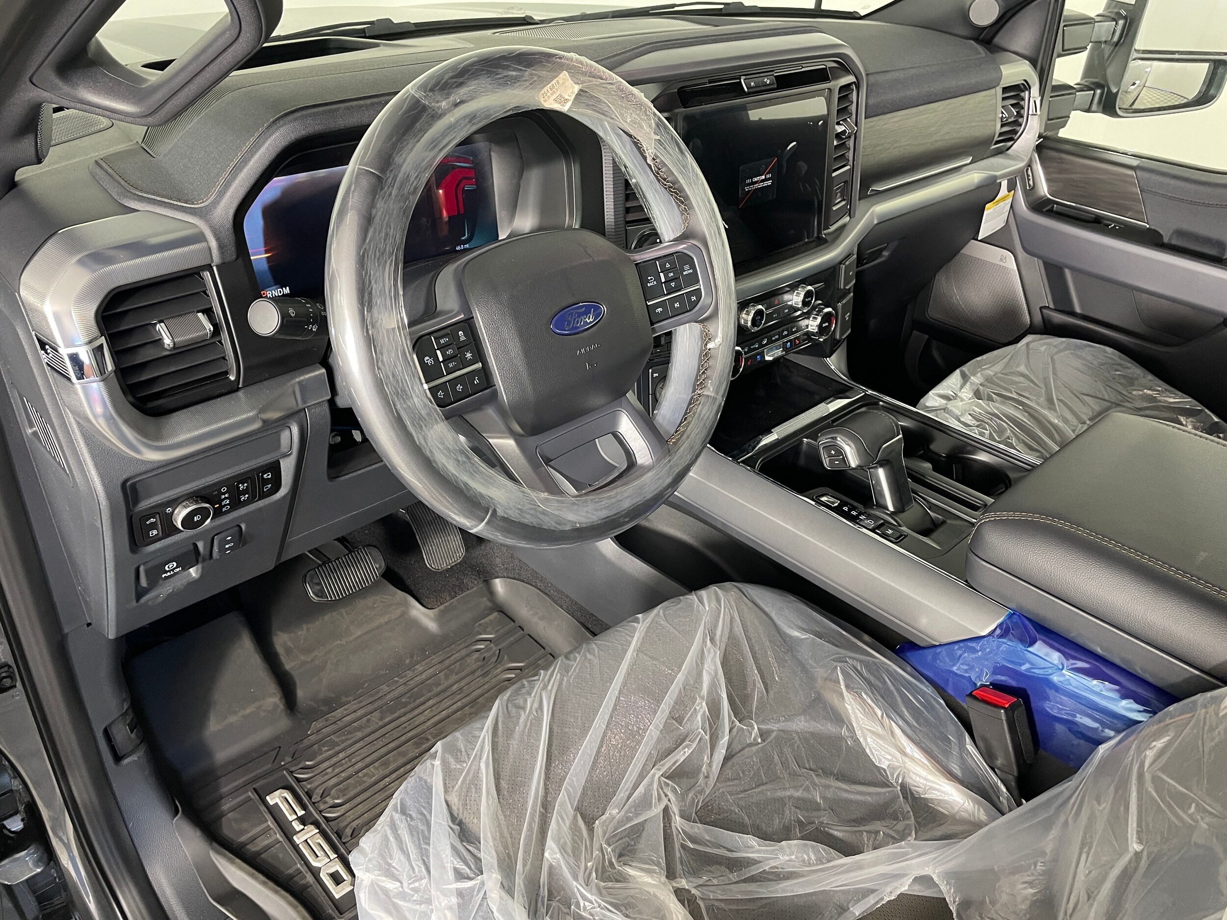 2025 Ford F-150 Lariat photo 2