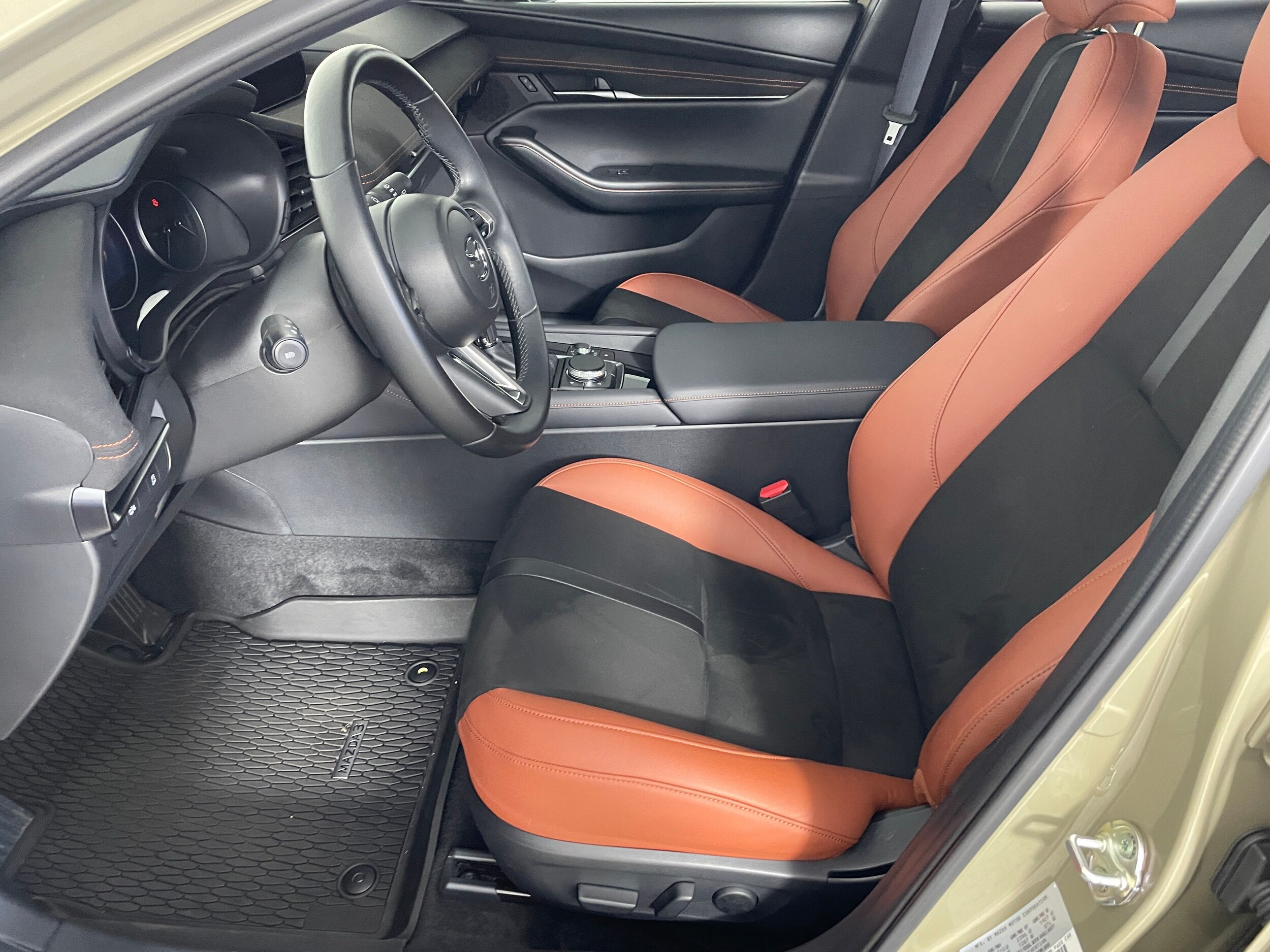 2024 Mazda Mazda3 Hatchback 2.5 Carbon Turbo photo 2