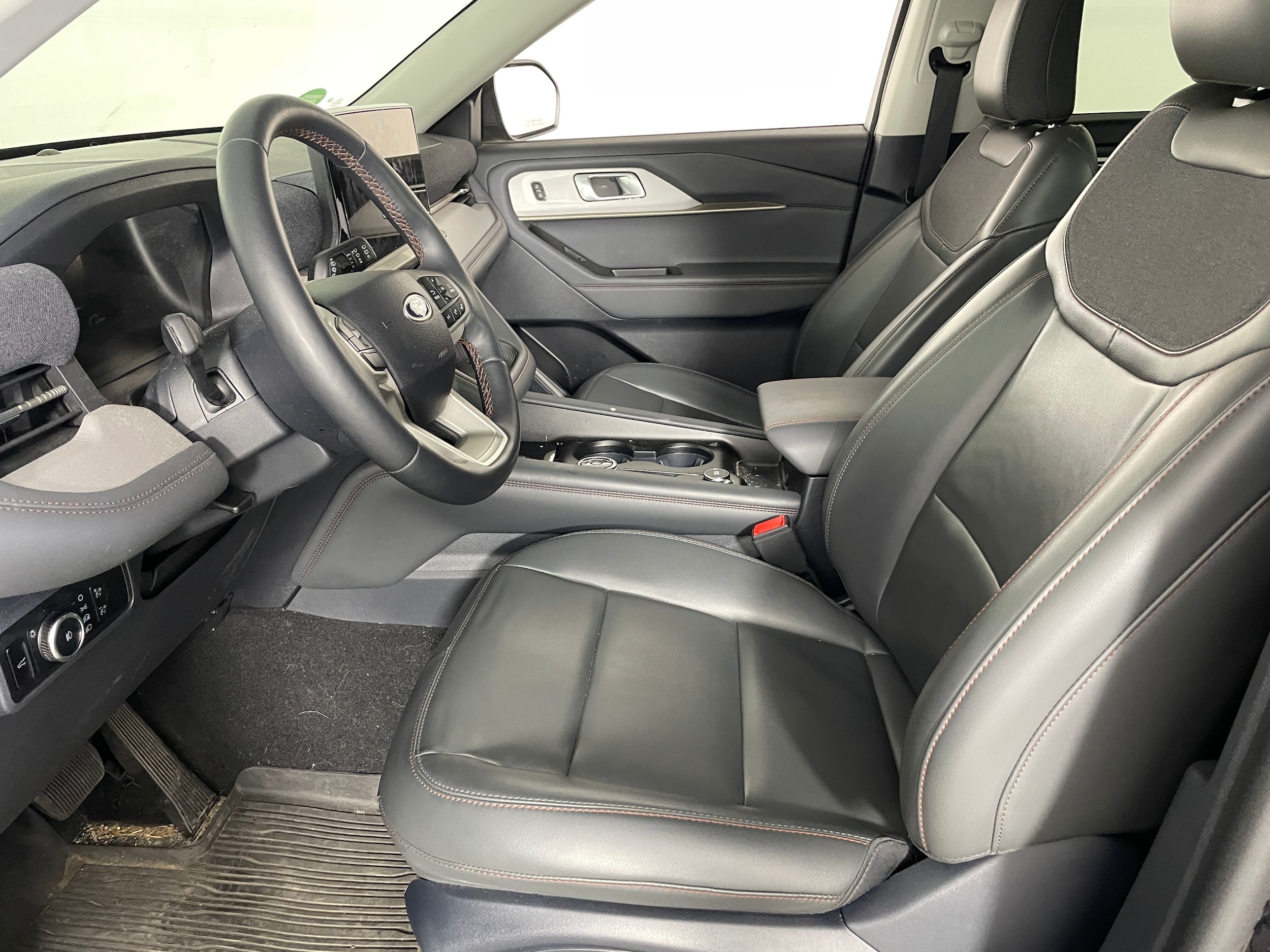2025 Ford Explorer Active photo 2