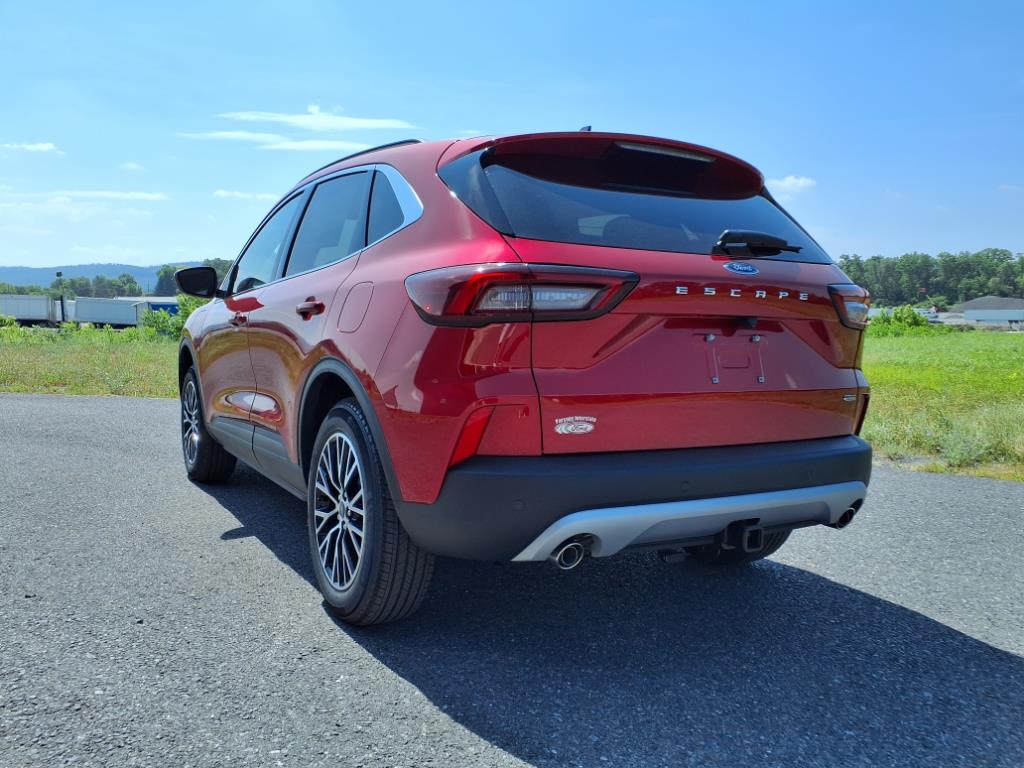 2025 Ford Escape Titanium photo 4