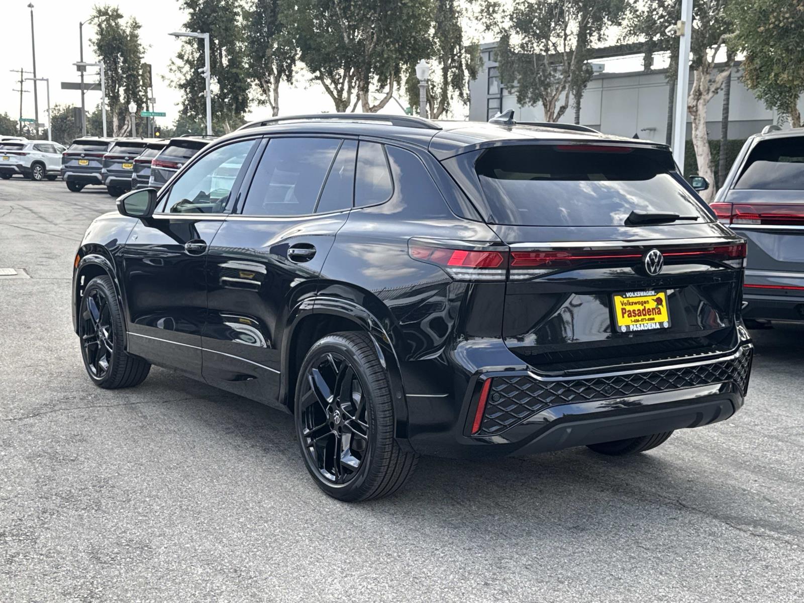 2026 Volkswagen Tiguan SE R-Line Black photo 3