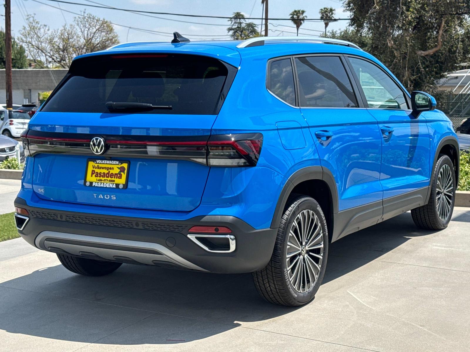 2025 Volkswagen Taos SE photo 4