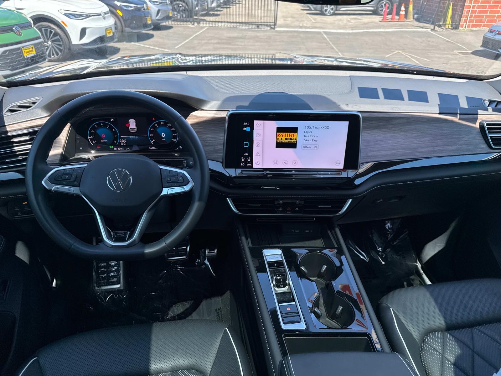 2025 Volkswagen Atlas SEL Premium R-Line - Photo 10