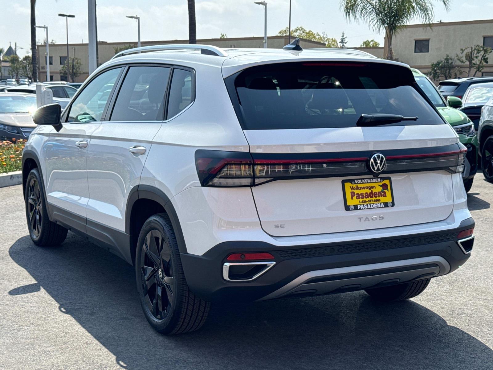 2025 Volkswagen Taos SE photo 3