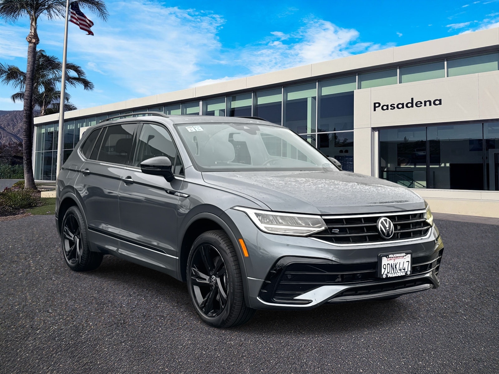 2023 Volkswagen Tiguan SE R-LINE BLACK's photo
