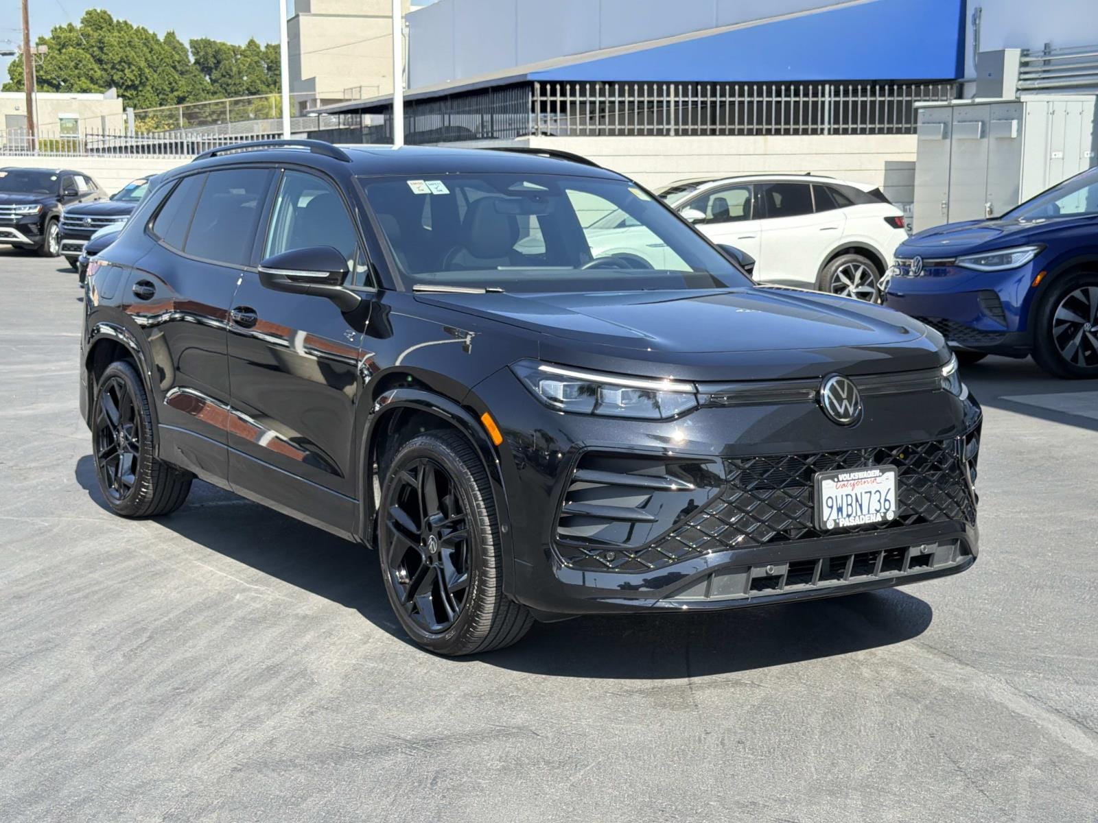 2025 Volkswagen Tiguan 2.0T SE R-Line Black's photo