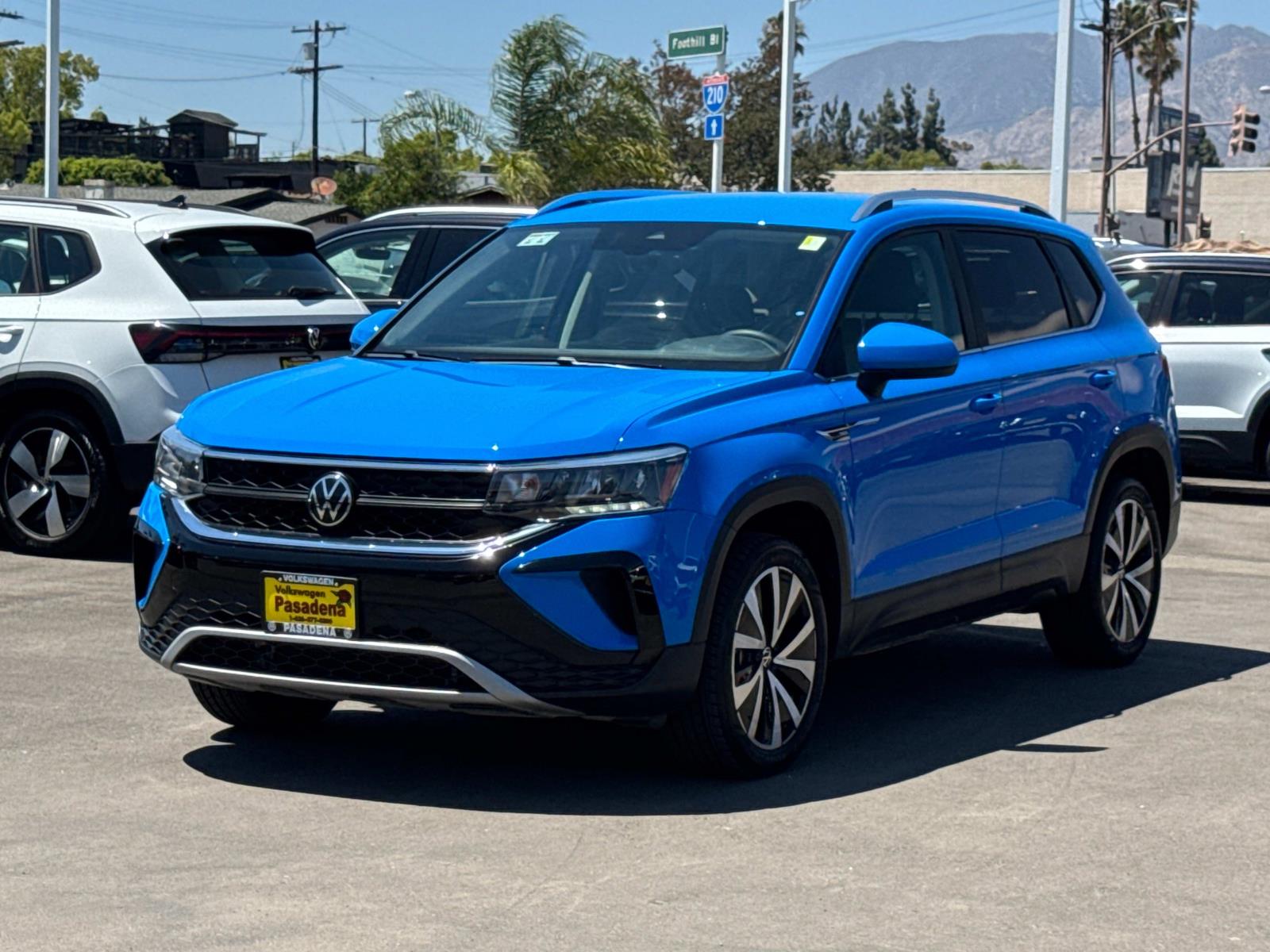 2023 Volkswagen Taos SE photo 3