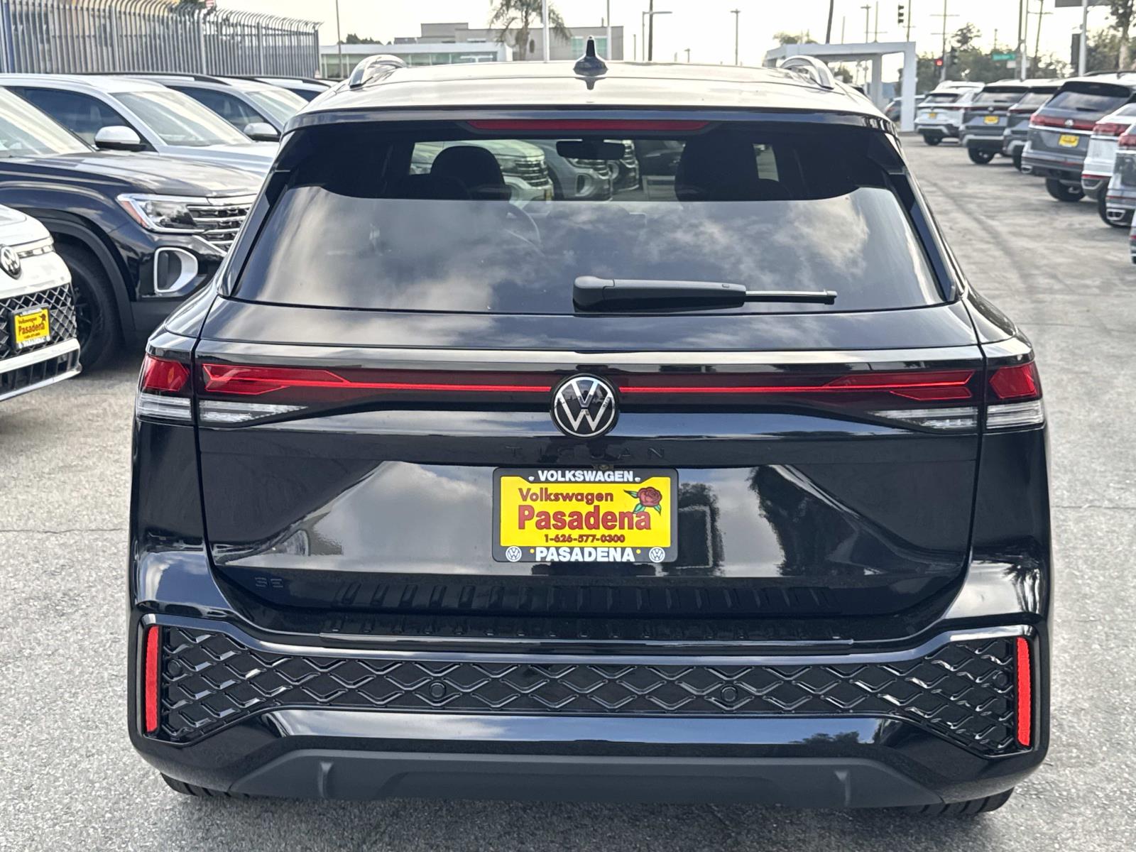 2026 Volkswagen Tiguan SE R-Line Black photo 4