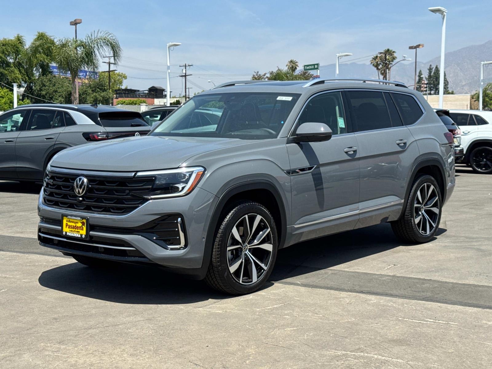 2025 Volkswagen Atlas SE Premium R-Line photo 3