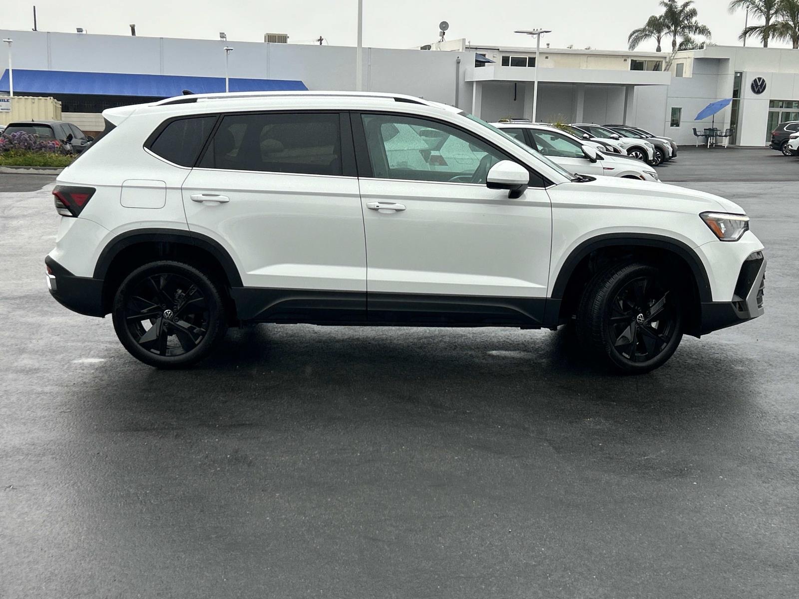2025 Volkswagen Taos SE photo 3