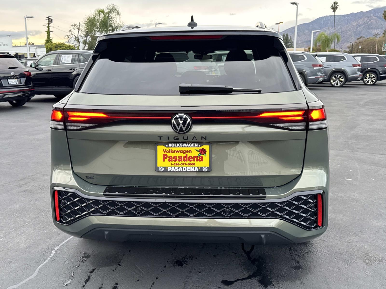 2026 Volkswagen Tiguan SE R-Line Black photo 2