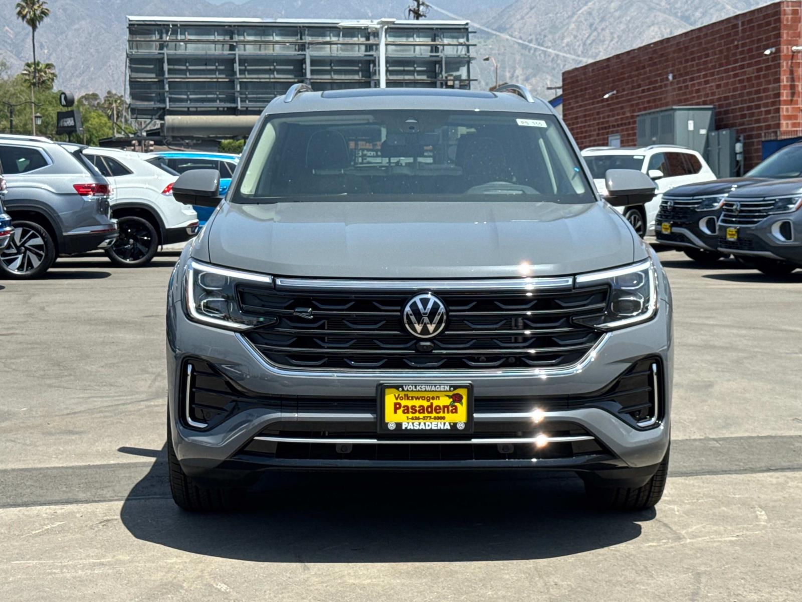 2025 Volkswagen Atlas SE Premium R-Line photo 2