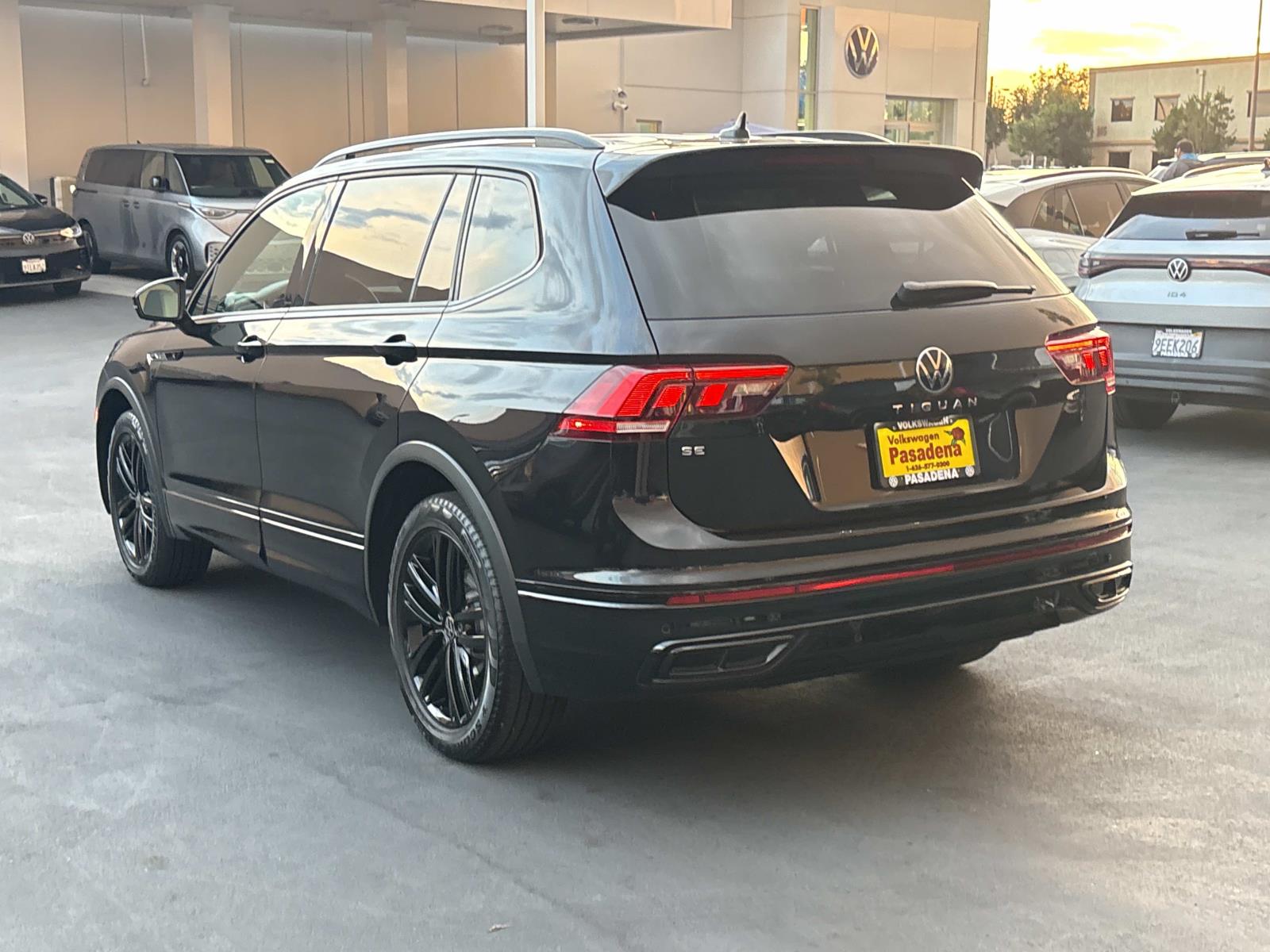 2022 Volkswagen Tiguan SE R-Line Black photo 3