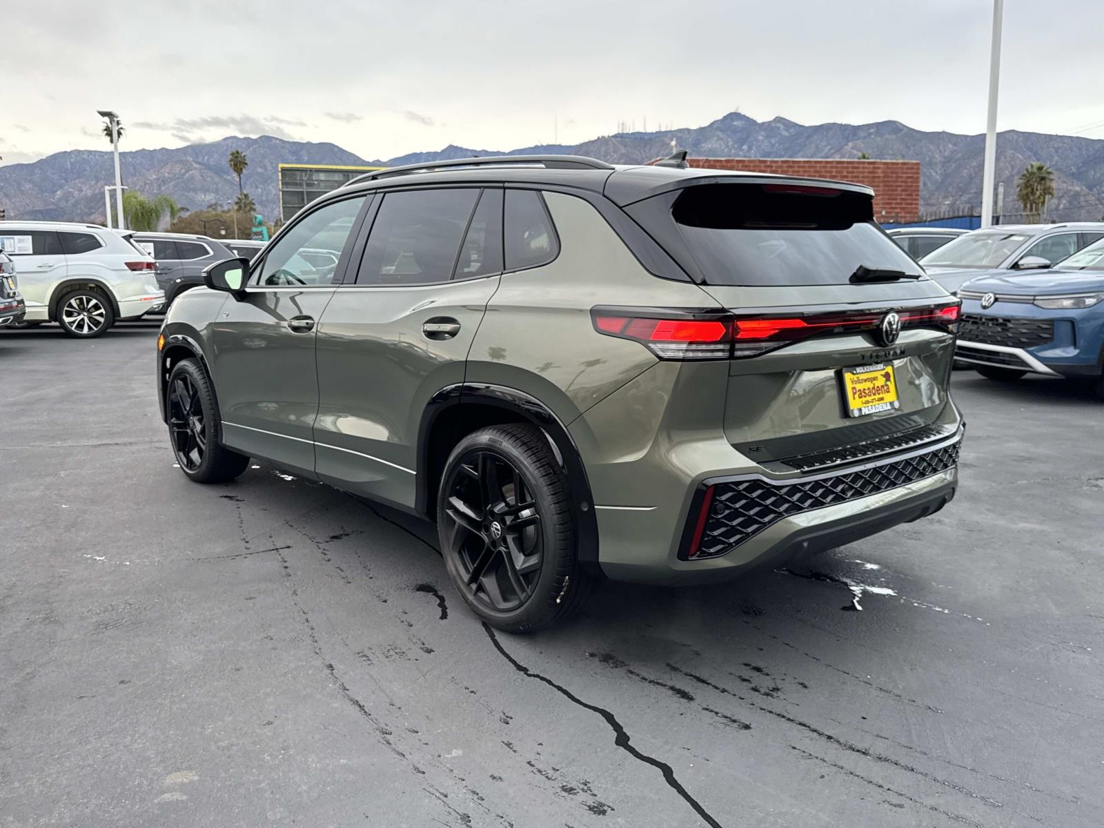 2026 Volkswagen Tiguan SE R-Line Black photo 3