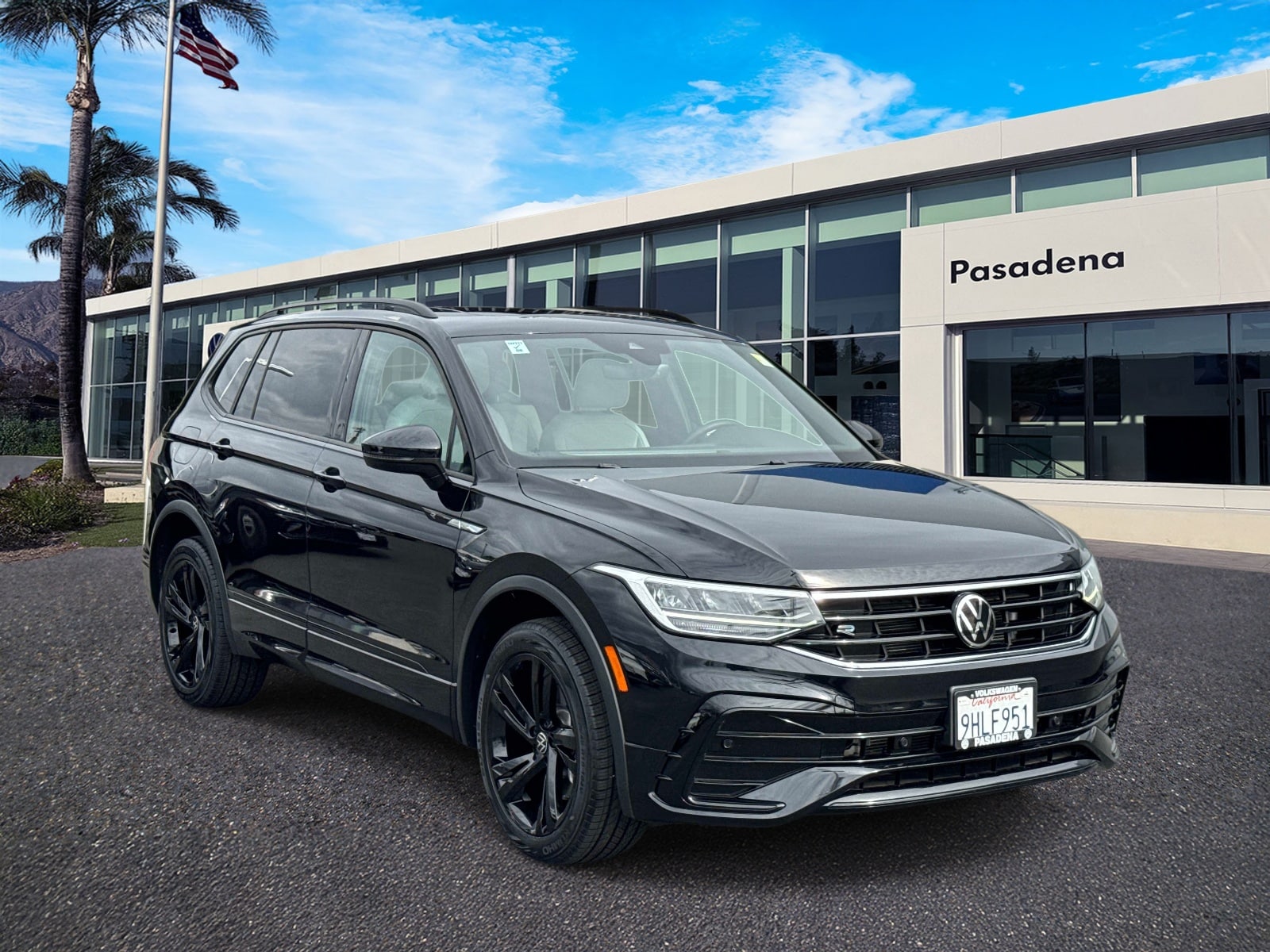 2023 Volkswagen Tiguan 2.0T SE R-Line Black's photo
