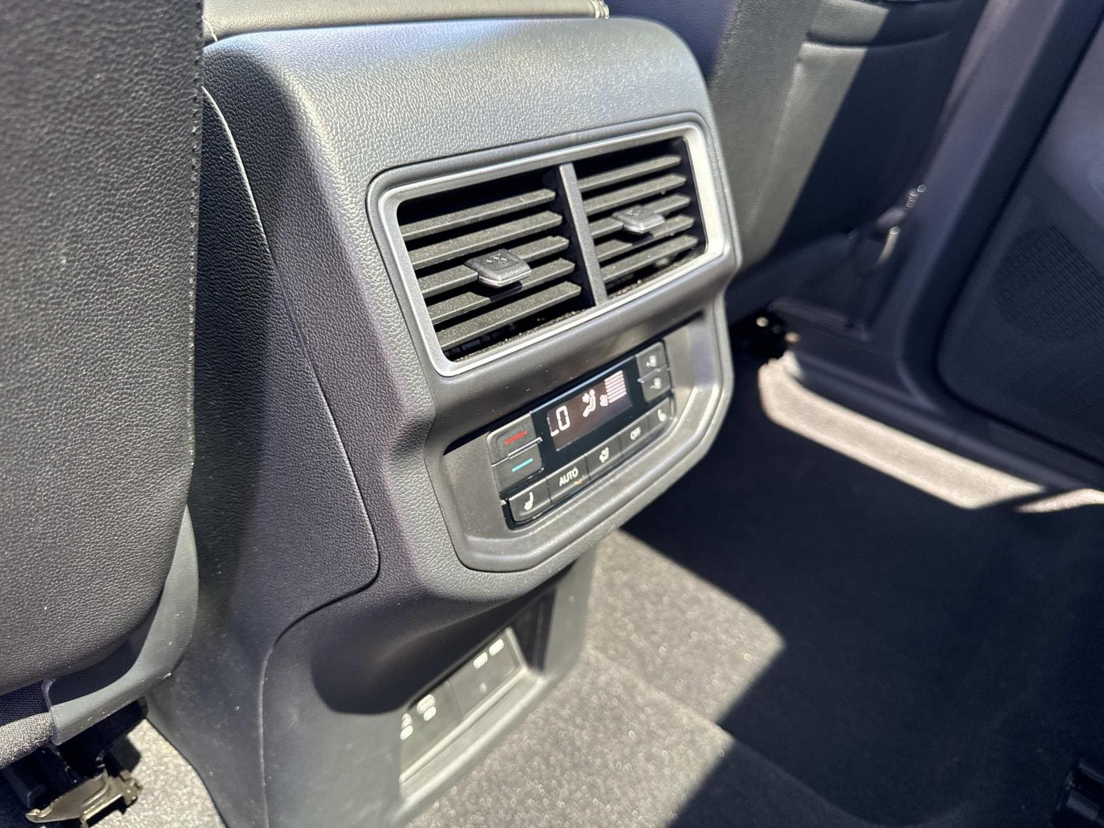 2025 Volkswagen Atlas SEL Premium R-Line - Photo 11