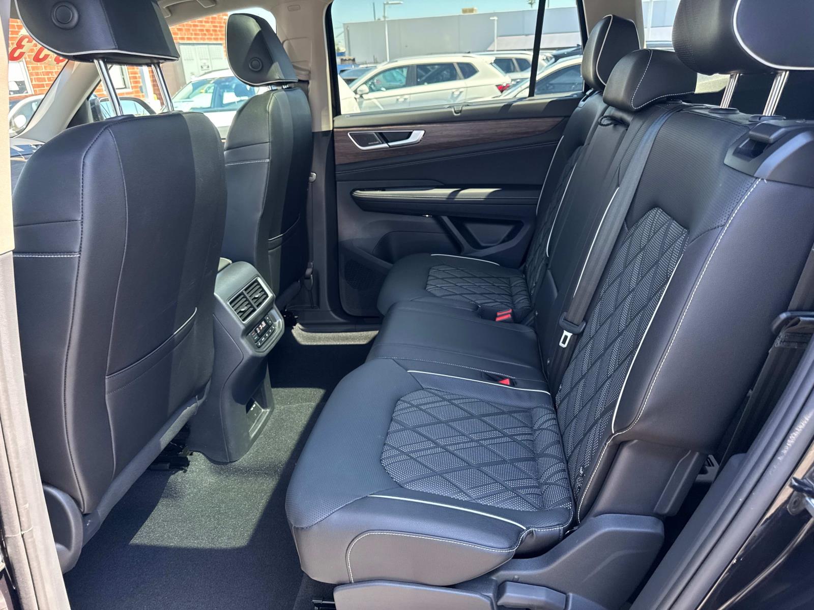 2025 Volkswagen Atlas SEL Premium R-Line - Photo 13