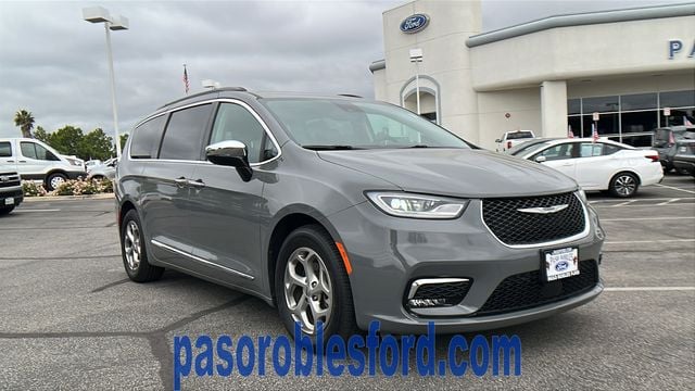 2023 Chrysler Pacifica Limited's photo