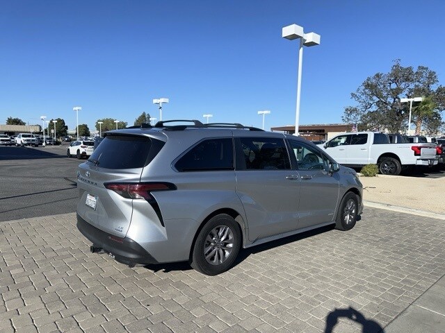 2021 Toyota Sienna LE photo 2