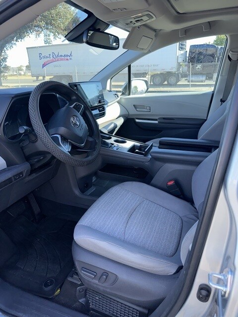 2021 Toyota Sienna LE photo 3