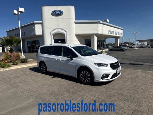 2024 Chrysler Pacifica Hybrid Select PHEV's photo