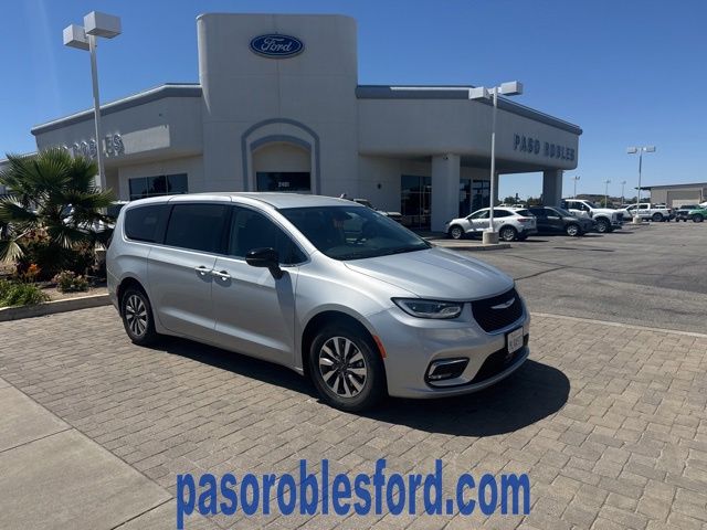 2024 Chrysler Pacifica Hybrid Select PHEV's photo