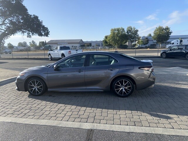 2021 Toyota Camry SE photo 2