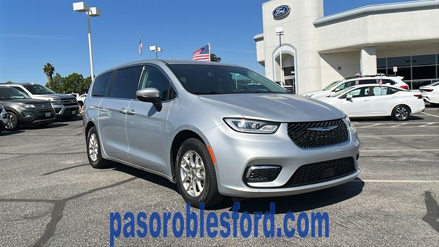 2023 Chrysler Pacifica Touring L's photo