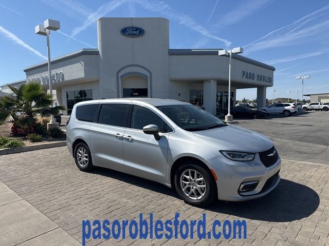 2023 Chrysler Pacifica Touring L's photo